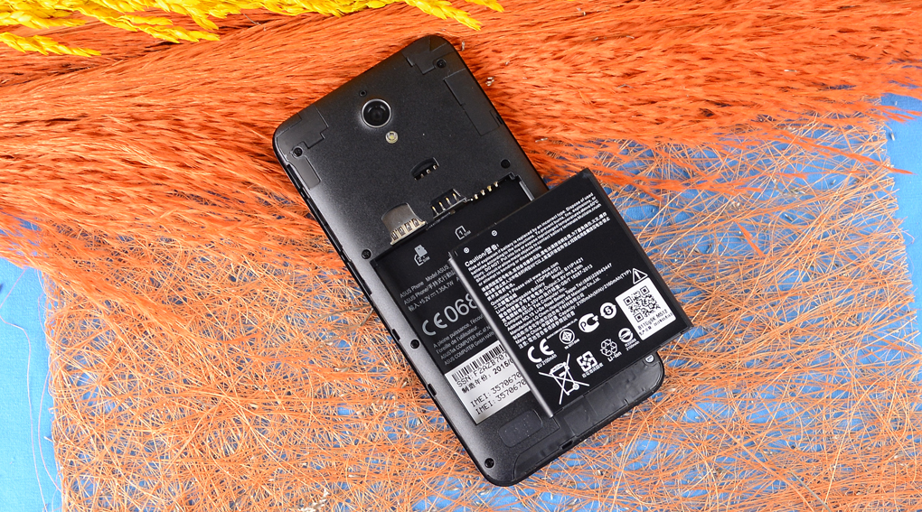 Máy hỗ trợ 2 sim, pin dung lượng 21 mAh có thể tháo rời.