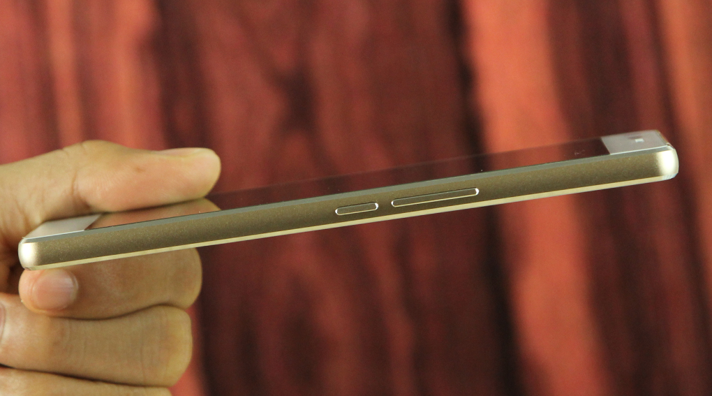 Được thiết kế với 2 mặt kính cùng bộ khung kim loại cắt kim cương, viền bo tròn cho cảm giác thoải mãi khi sử dụng.