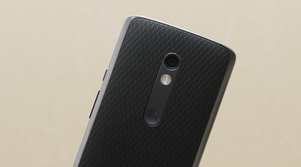 <p>Mặt lưng với những đường v&acirc;n nổi t&ugrave;y chọn 2 m&agrave;u trắng đen hiện đại, cụm camera 21 MP nỗi bật cho khả năng chụp ảnh xuất sắc.</p>