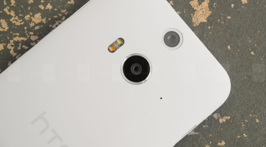 Camera sau 13 MP cùng ống kinh phụ KOU cho trải nghiệm chụp ảnh thú vị hơn, ảnh chụp sắc nét hơn.