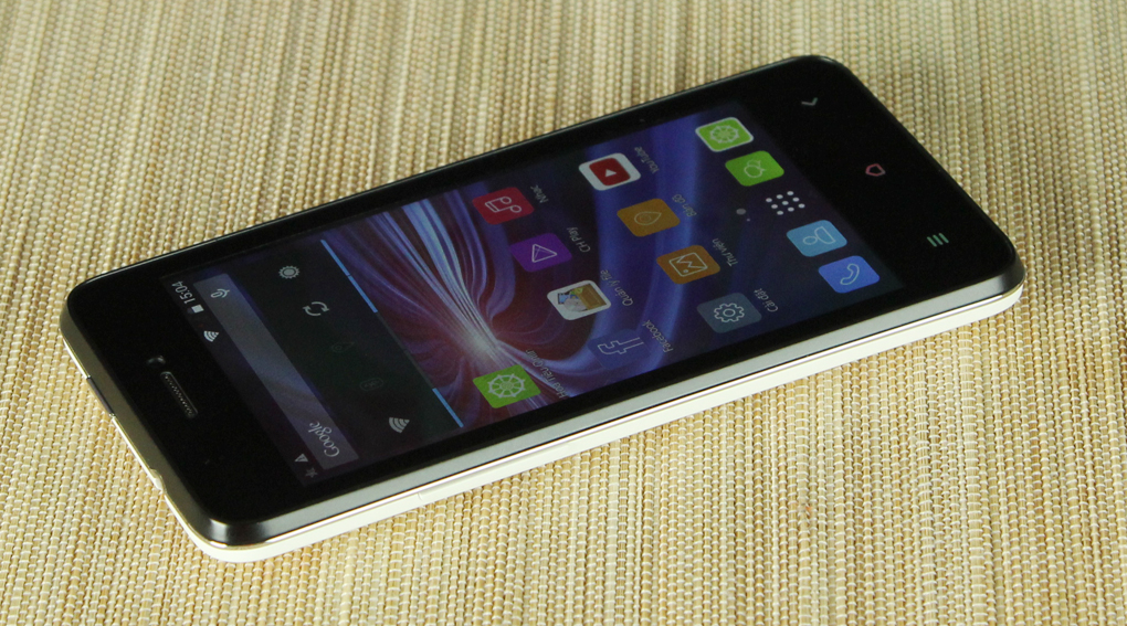 Mobiistar Kool là smartphone giá rẻ với thiết kế được hoàn thiện tốt cho máy vẻ trẻ trung và thời trang.