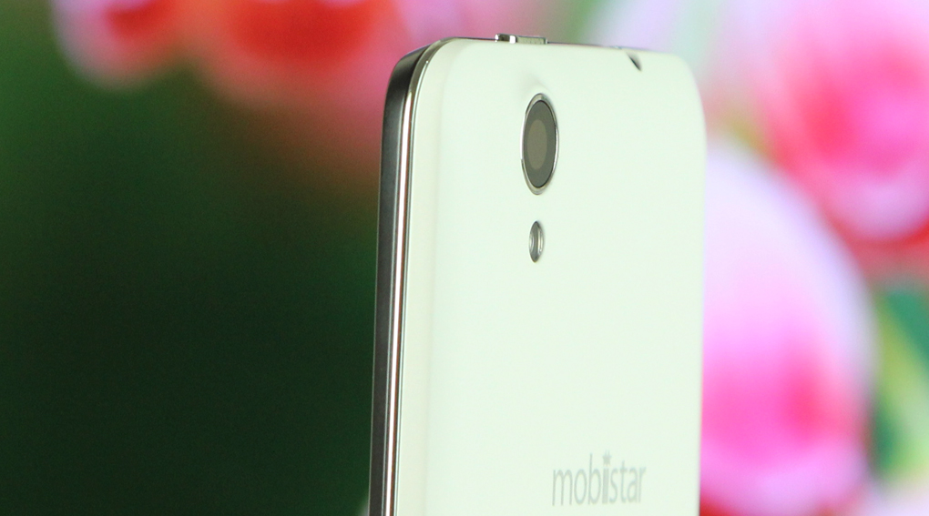 Camera sau độ phân giải 5 MP cùng đèn Led Flash cho khả năng chụp ảnh tốt.