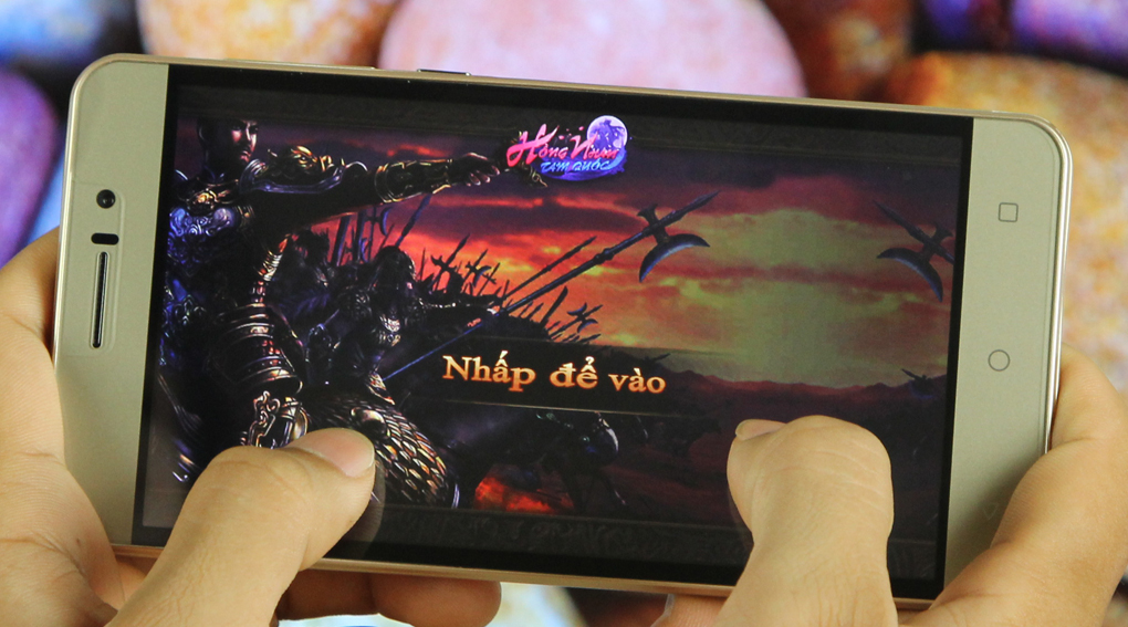 <p>M&aacute;y được trang bị vi xử l&yacute; l&otilde;i tứ Cortex-A7 v&agrave; RAM 1GB cho hiệu năng kh&aacute;. M&agrave;n h&igrave;nh qHD cho h&igrave;nh ảnh tương đối sắc n&eacute;t</p>