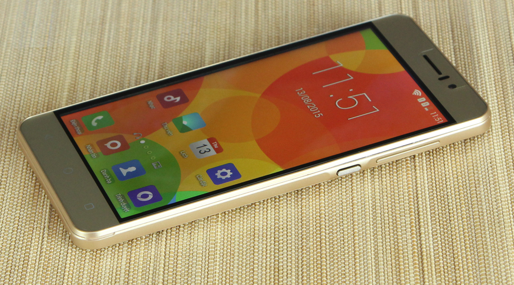 <p>Nova S l&agrave; phablet với thiết kế sang trọng, đơn giản. Viền giả kim loại được gia c&ocirc;ng kh&aacute; tinh tế</p>