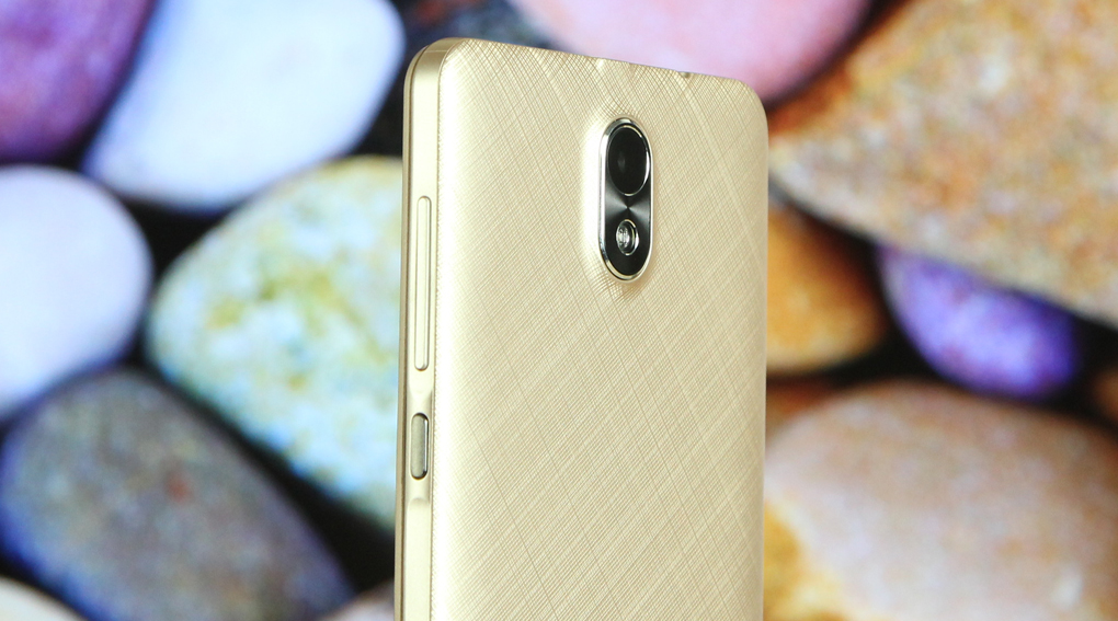 <p>Mặt lưng gia c&ocirc;ng v&acirc;n xước độc đ&aacute;o, camera 8.0MP cho khả năng chụp ảnh kh&aacute; tốt</p>