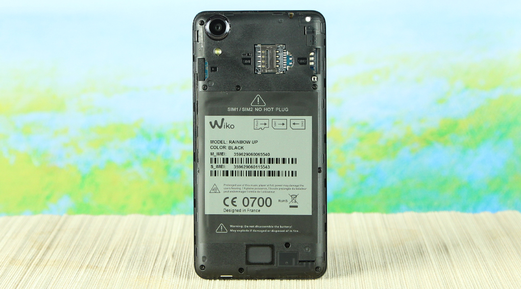 <p>Rainbow UP hỗ trợ 2 SIM tiện lợi v&agrave; pin t&iacute;ch hợp kh&ocirc;ng th&aacute;o rời nhằm đảm bảo hiệu suất vận h&agrave;nh</p>