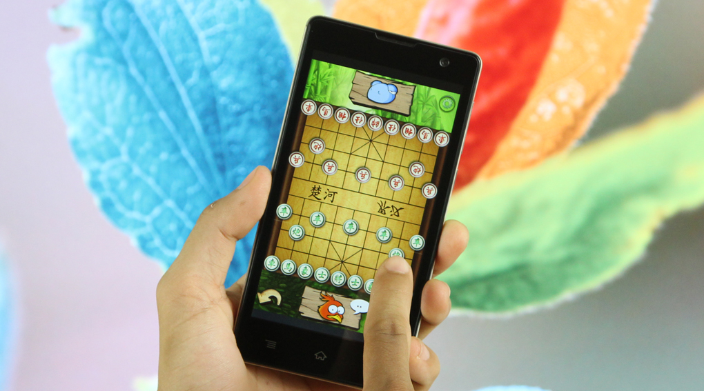 Màn hình FWVGA 5 inch cùng vi xử lý 4 nhân giúp máy xử lý các tác vụ cơ bản ở mức khá.