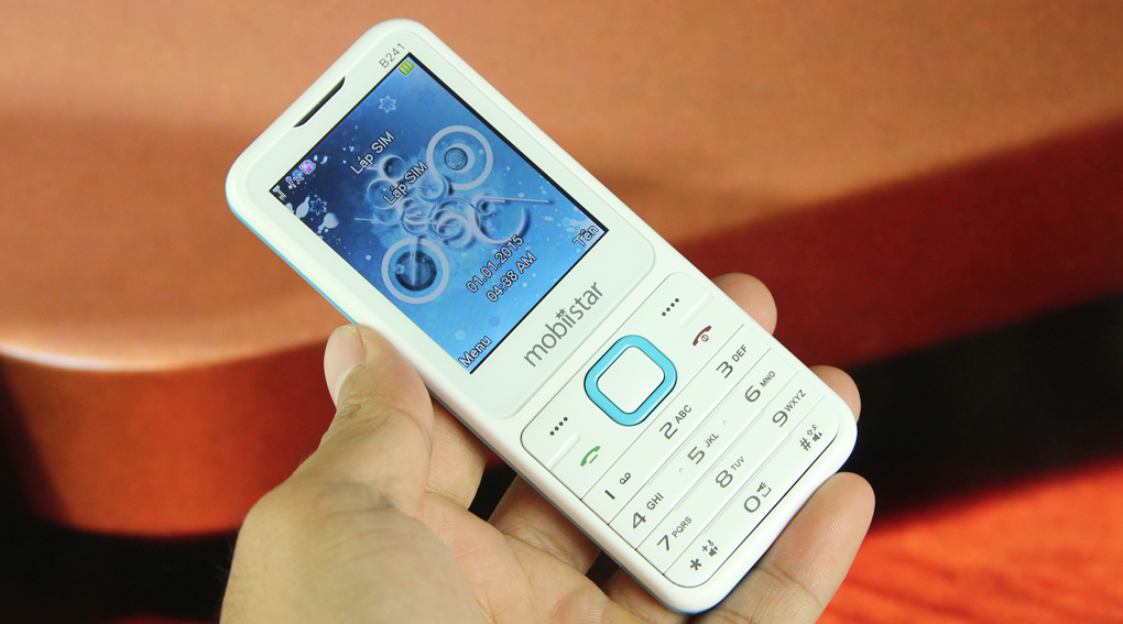 B241 có thiết kế các phím bấm lớn, tiện dụng. Thân máy chắc chắn và cứng cáp khi cầm trên tay.