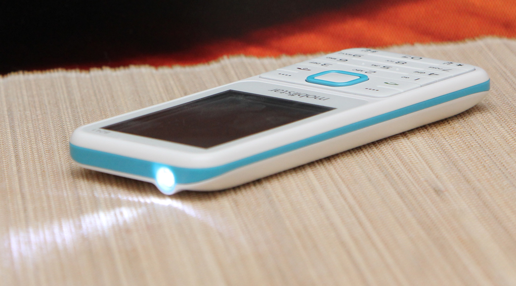 Hỗ trợ đèn pin tiện dụng.