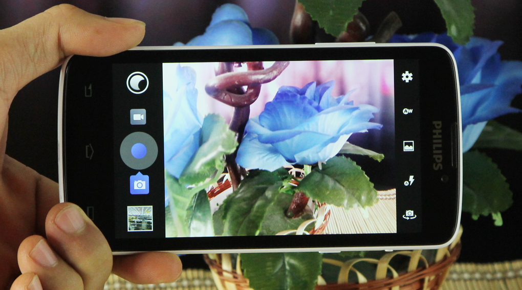 Camera 8 MP giúp việc chụp ảnh dễ dàng, chất lượng ảnh ở mức khá.