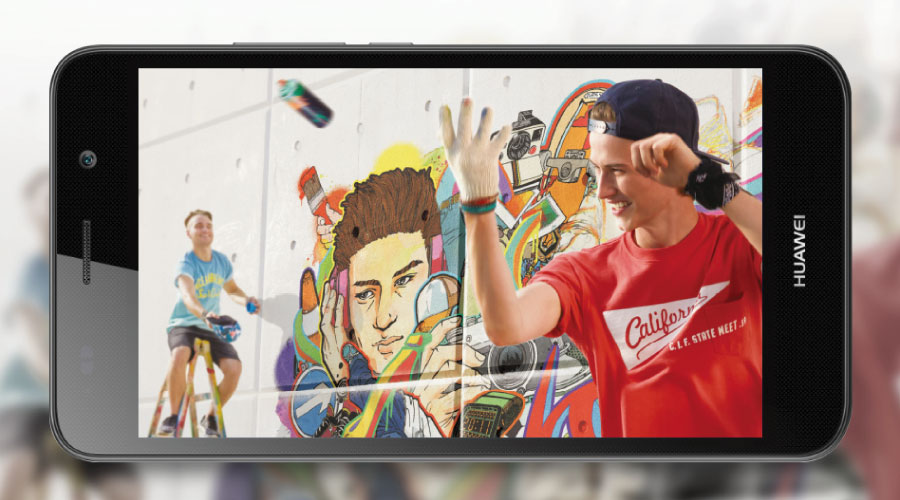 Mặt trước tối giản với màn hình HD 5 inch, tỷ lệ màn hình lên đến 72%.