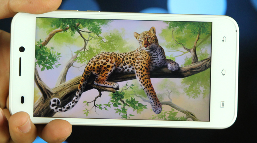 Màn hình 5 inch độ phân giải HD cho màu sắc hiển thị trung thực.