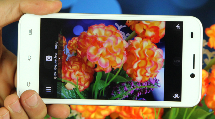 Camera sau độ phân giải 5 MP giúp lưu trữ mọi khoảnh khắc của cuộc sống.