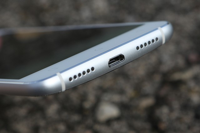 Cạnh dưới đục lỗ loa rất cân đối,ở giữa là jack MicroUSB Cạnh dưới đục lỗ loa rất cân đối,ở giữa là jack MicroUSB