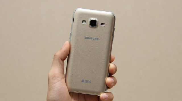 Mặt lưng được thiết kế giả da nhìn khá giống với Galaxy Note 4 Mặt lưng được thiết kế giả da nhìn khá giống với Galaxy Note 4