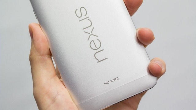 Lưng máy là dòng chữ Nexus và tên hãng đảm nhiệm Huawei