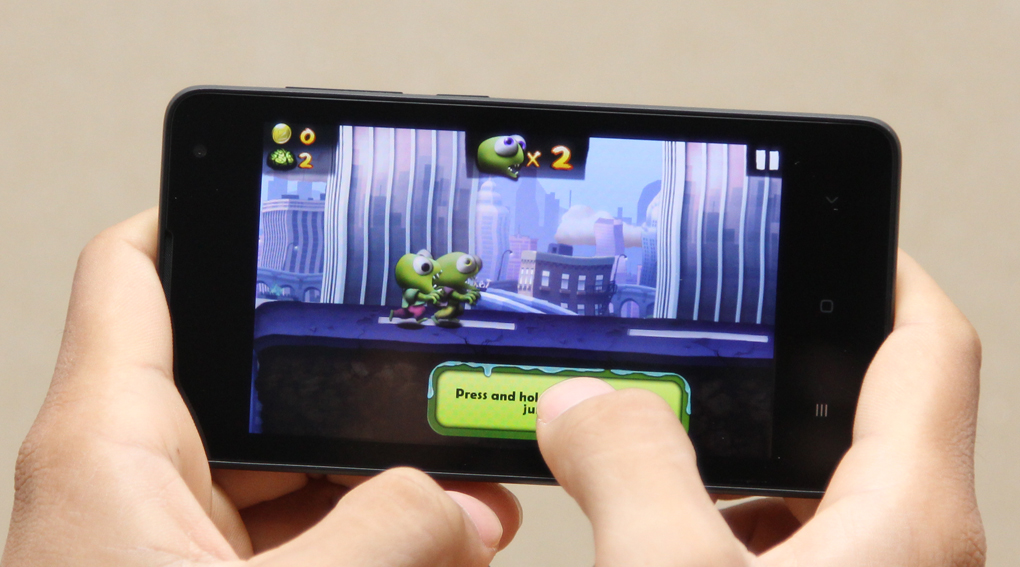 Vi xử lý lõi tứ giúp máy có hiệu năng khá tốt.