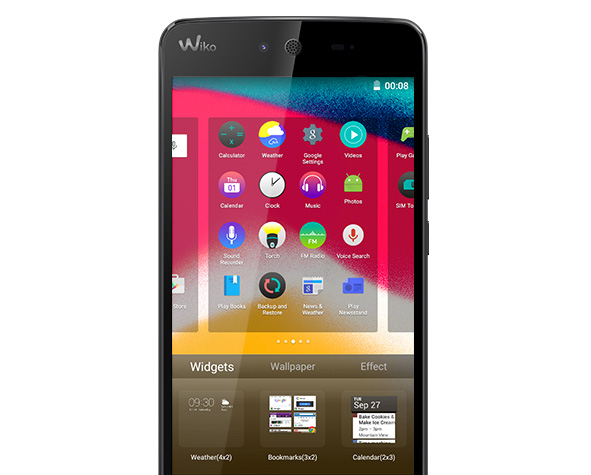 Thiết kế đơn giản, màn hình HD 5 inch cho khả năng hiển thị tốt.