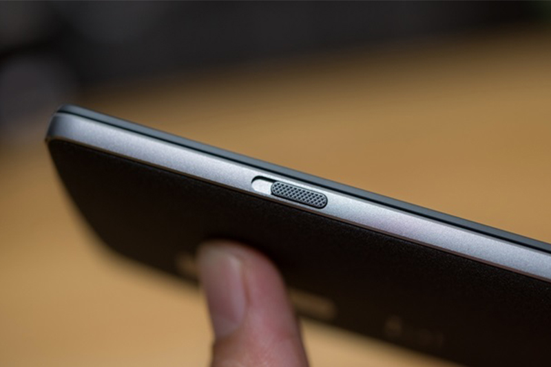 Cạnh trái với cần gạt bật và tắt notifications - OnePlus 2