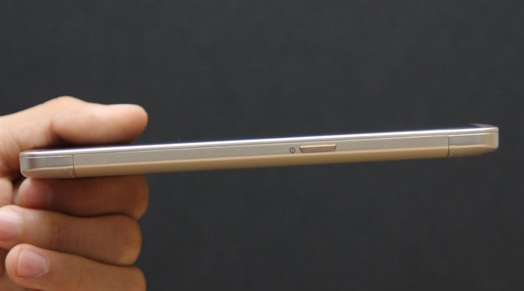 Điện thoại ZTE Axon