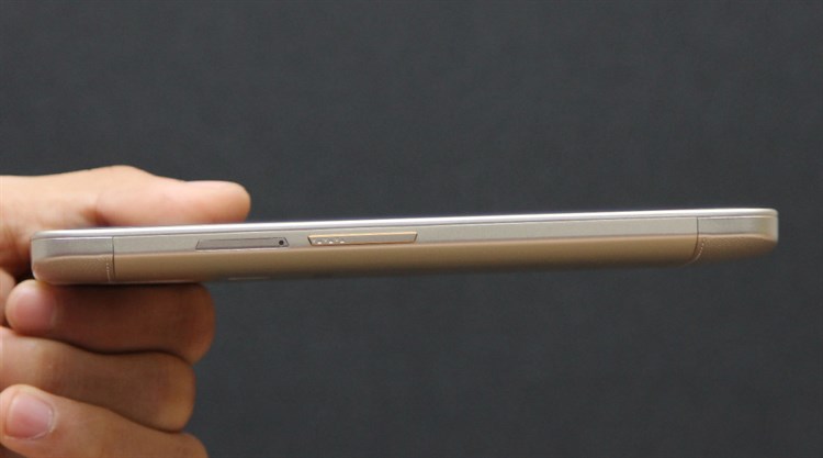 Điện thoại ZTE Axon