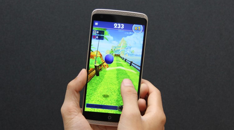 Điện thoại ZTE Axon