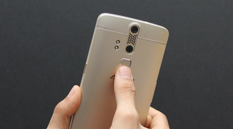 Điện thoại ZTE Axon