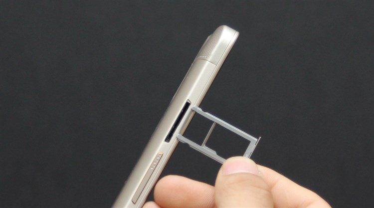 Điện thoại ZTE Axon