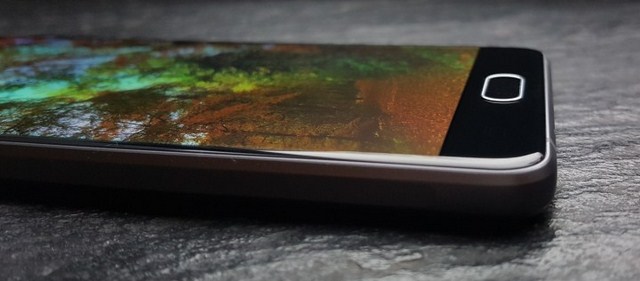 Màn hình cong 2.5D trên điện thoại Samsung Galaxy A7 2016