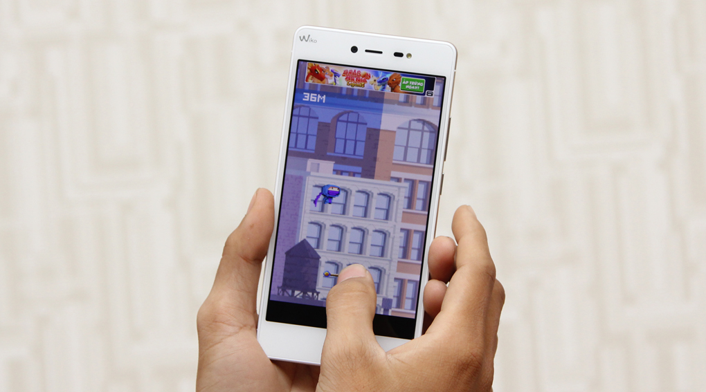 Hiệu năng xử lý khá tốt nhờ được trang bị vi xử lý 8 nhân MT6753, RAM 3 GB.