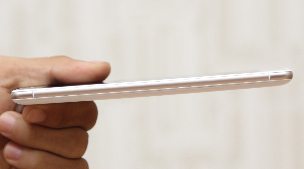 Viền kim loại được gia công tinh xảo cho máy thêm vẻ sang trọng và cao cấp.