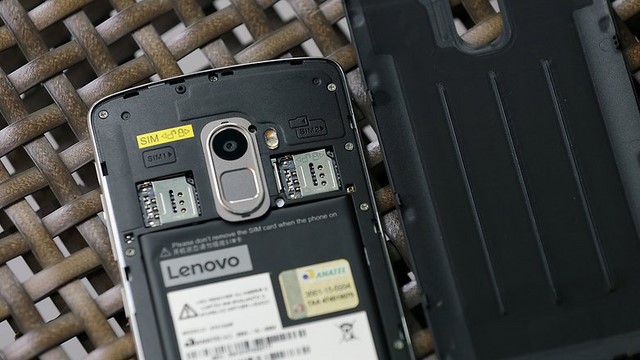 Máy có nắp lưng tháo rời hỗ trợ gắn 2 sim và thẻ nhớ, pin thì liền thân không thể tháo Máy có nắp lưng tháo rời hỗ trợ gắn 2 sim và thẻ nhớ, pin thì liền thân không thể tháo