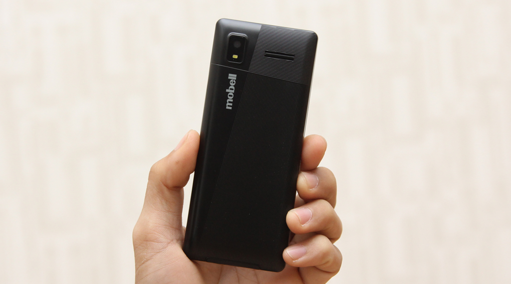 Mặt sau độc đáo với các đường thẳng cắt nhau cùng camera độ phân giải VGA, hỗ trợ đèn flash led.