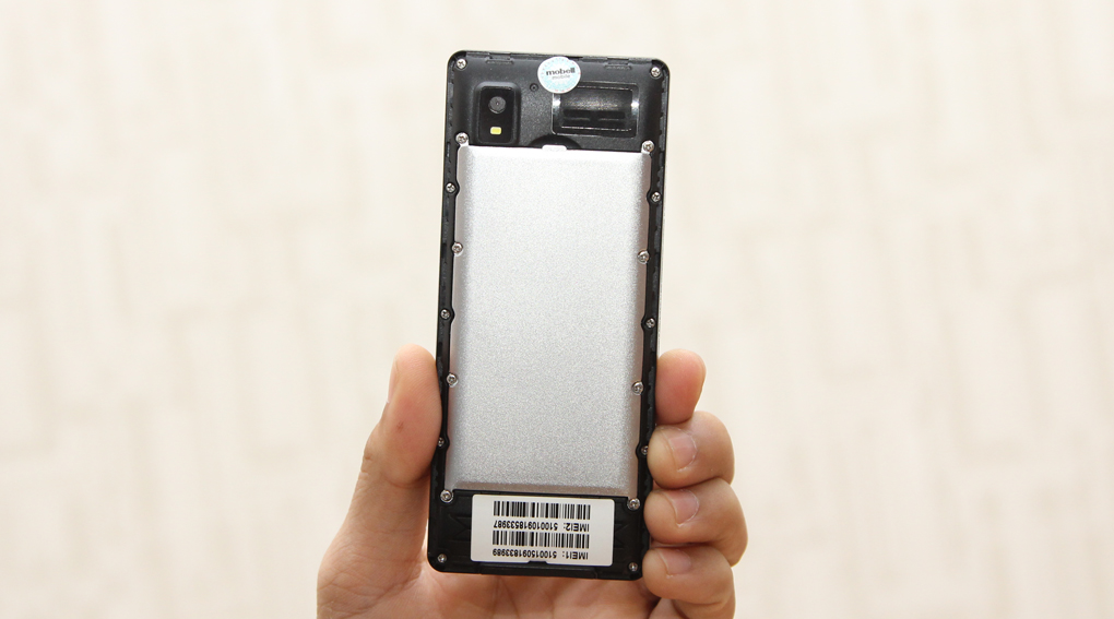 Mặt sau Tank 2 là nắp bảo vệ bằng kim loại, thiết kế của máy có khả năng chống nước tốt.