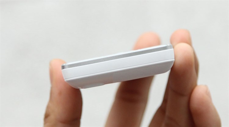 Điện thoại Mobell Tank 2 Màu Trắng