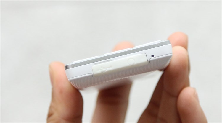 Điện thoại Mobell Tank 2 Màu Trắng