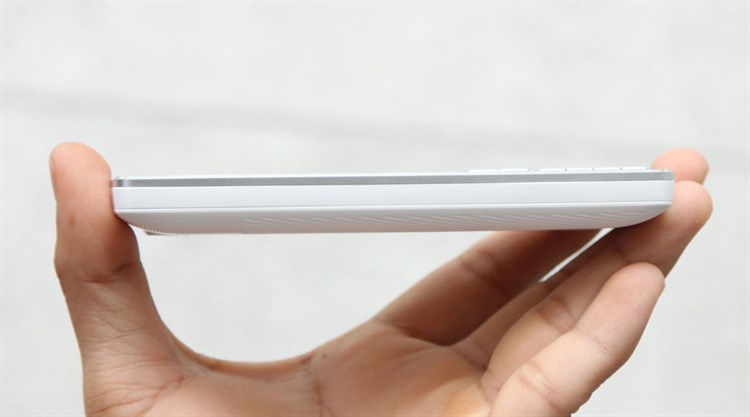 Điện thoại Mobell Tank 2 Màu Trắng