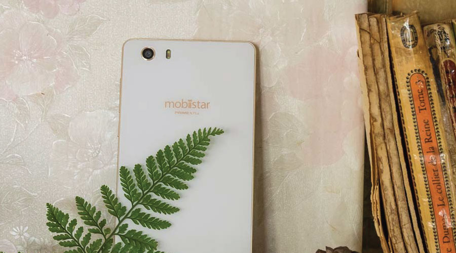 Mặt lưng nổi bật với camera 8 MP cho khả năng chụp ảnh tốt.