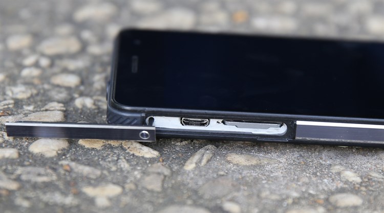 Điện thoại Pantech V950