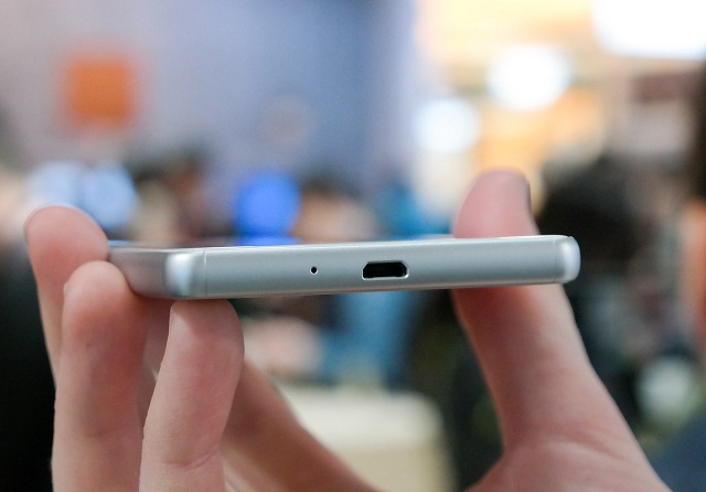 Xperia X vẫn sử dụng cổng kết nối Micro USB Xperia X vẫn sử dụng cổng kết nối Micro USB