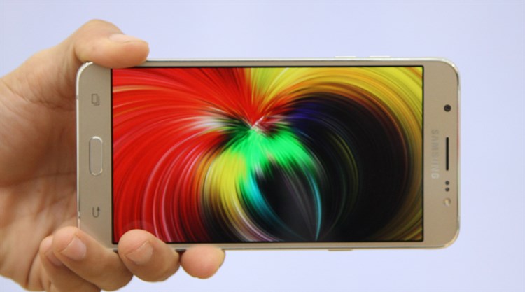 Điện thoại Samsung Galaxy J7 (2016)