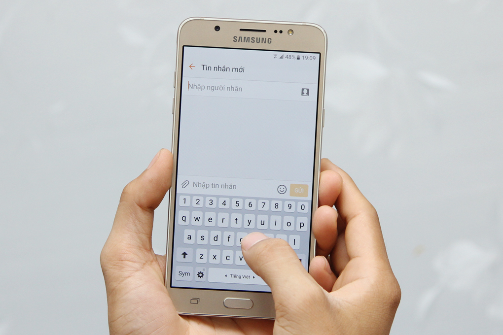 Điện thoại Samsung Galaxy J7 (2016)