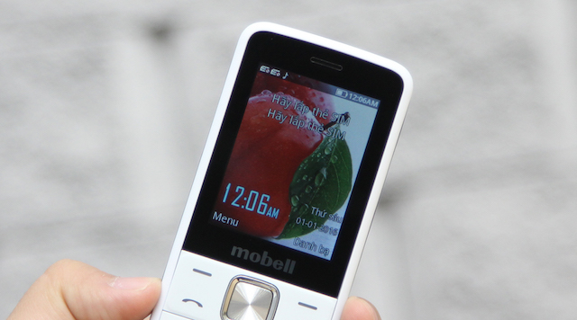 Màn hình công nghệ TFT 2.4 inch, có 262.144 màu