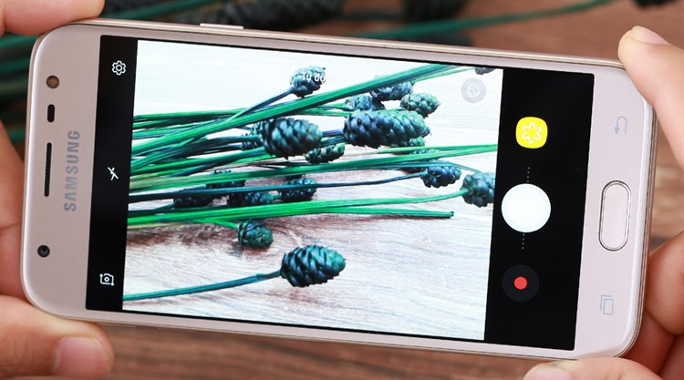 Điện thoại Samsung Galaxy J3 Pro Màu Vàng đồng
