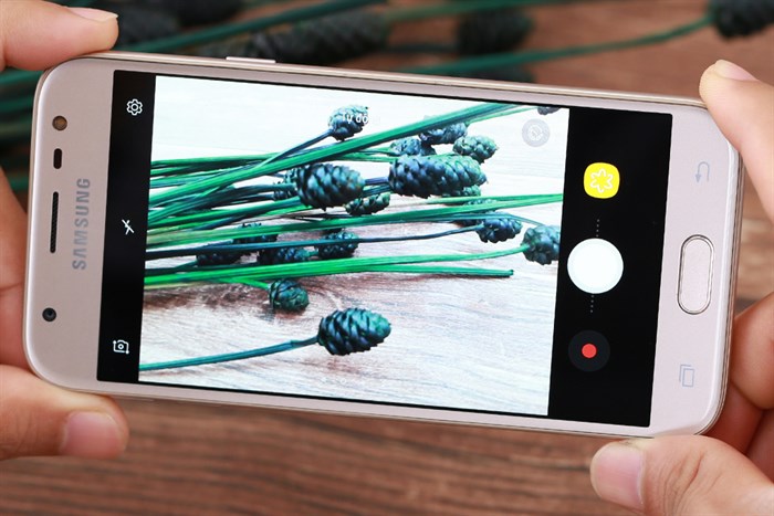 Điện thoại Samsung Galaxy J3 Pro