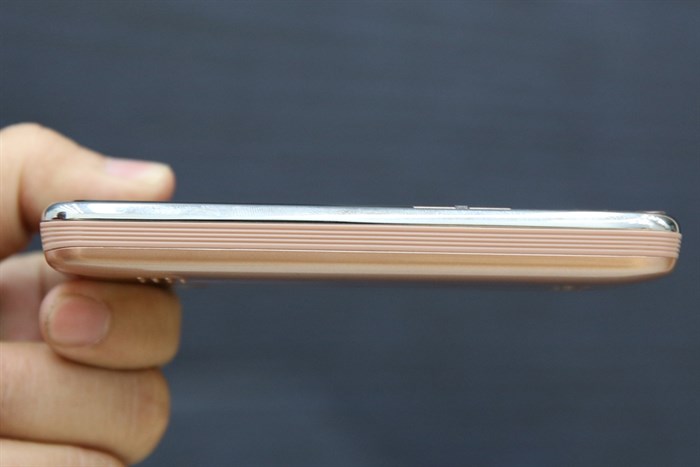 Điện thoại MOBELL M389 Màu Vàng đồng