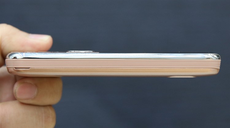 Điện thoại MOBELL M389 Màu Vàng đồng