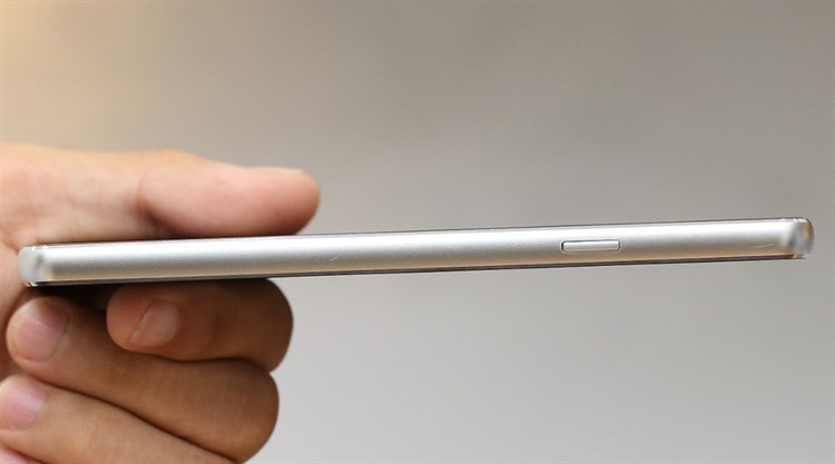 Điện thoại Q Edgy