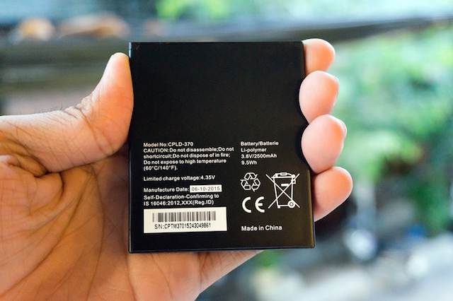 Phần lưng máy có chứa viên pin dung lượng 2500 mAh, đủ để bạn có một ngày hoạt động hiệu quả cùng sản phẩm Phần lưng máy có chứa viên pin dung lượng 2500 mAh, đủ để bạn có một ngày hoạt động hiệu quả cùng sản phẩm