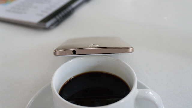 Coolpad Sky-3 - Cạnh trên có jack tai nghe 3.5 mm Coolpad Sky-3 - Cạnh trên có jack tai nghe 3.5 mm